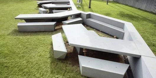 把公共座椅設計成這樣，你咋不上天？