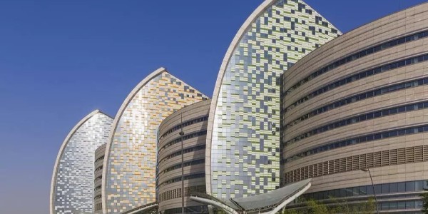 老外的醫(yī)院建筑設(shè)計，一個巨大的、帆狀的中庭！！