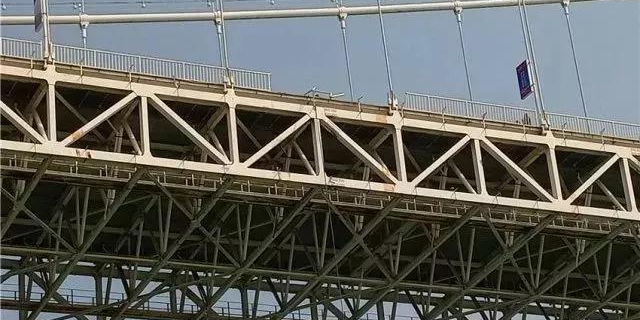 重慶大巴墜江怪防護欄桿？設(shè)計、施工企業(yè)表示“這個鍋不背”！