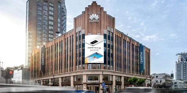 華為全球最大旗艦店開幕了，老建筑里溢出了硬核的未來(lái)氣息