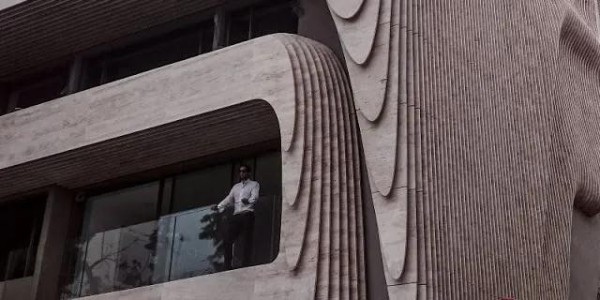 這棟房子用曲線大理石做外墻，張揚(yáng)的個(gè)性之美！