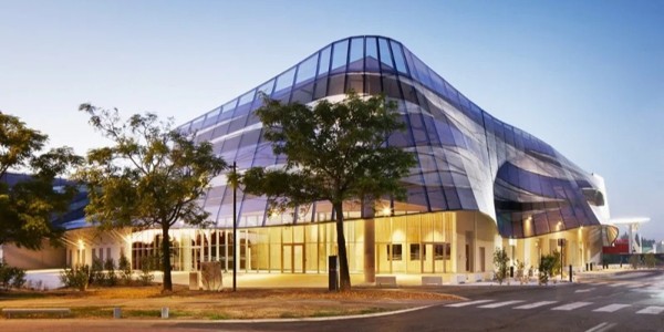 曲線外立面，像一塊“輕盈感”的布料 —— 法國·尼姆體育館