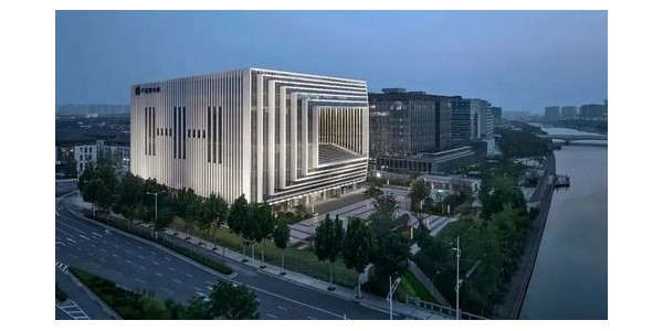 河南盧森堡中心“時(shí)空之窗”——龍湖國際中心建成，設(shè)計(jì)布局呈“回字型”