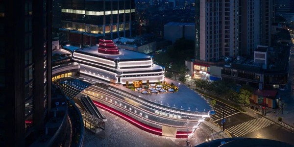 以船型為亮點(diǎn)，設(shè)計(jì)一艘銀光閃閃的“巨輪”